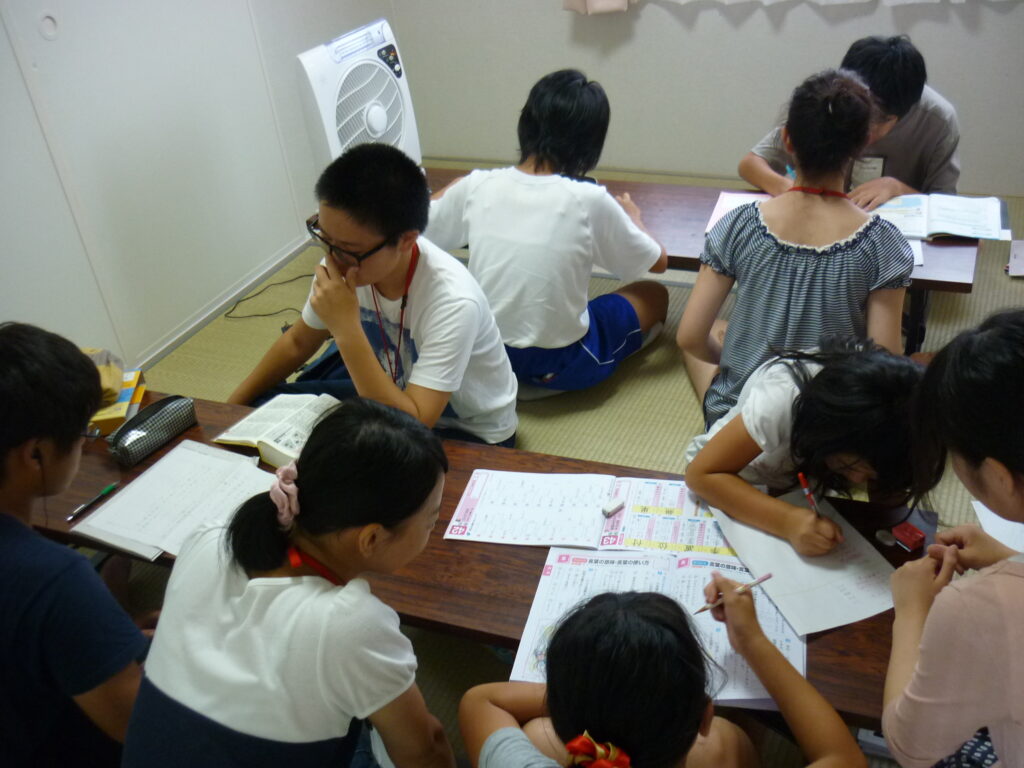子どもと遊び・学ぶプロジェクト　学習室での自習風景（会津若松市）